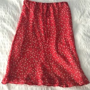 Adorable floral knee-length rayon skirt!